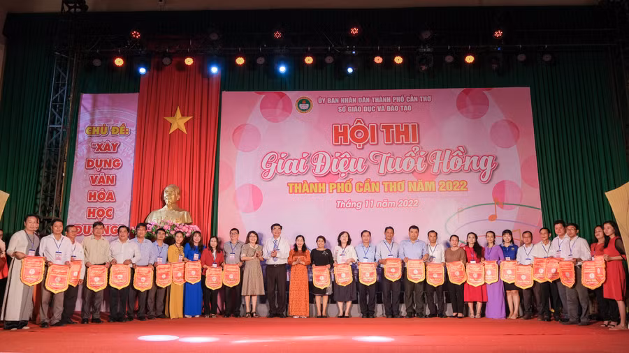 Đại diện các đoàn tham gia dự thi nhận cờ lưu niệm.