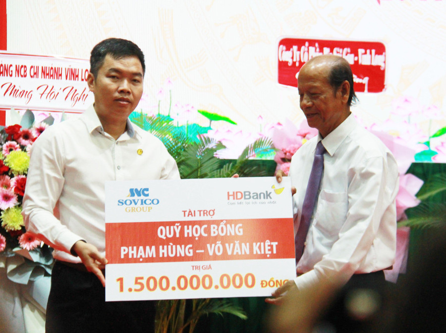 Ông Trương Văn Sáu, Chủ tịch Hội khuyến học tỉnh Vĩnh Long nhận tài trợ quỹ học bổng.