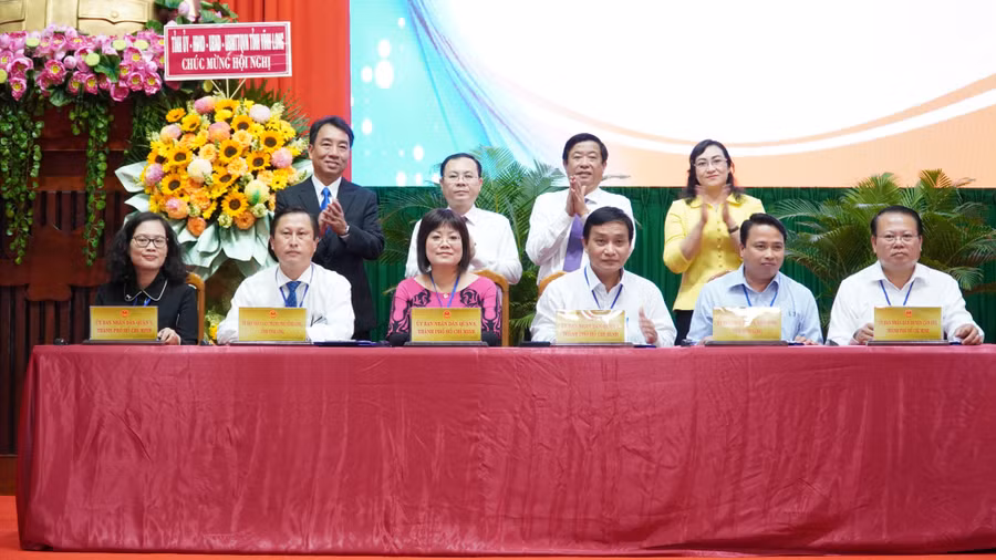 Lễ ký kết bản ghi nhớ hợp tác giữa các sở, ngành, hiệp hội của tỉnh Vĩnh Long với TPHCM.