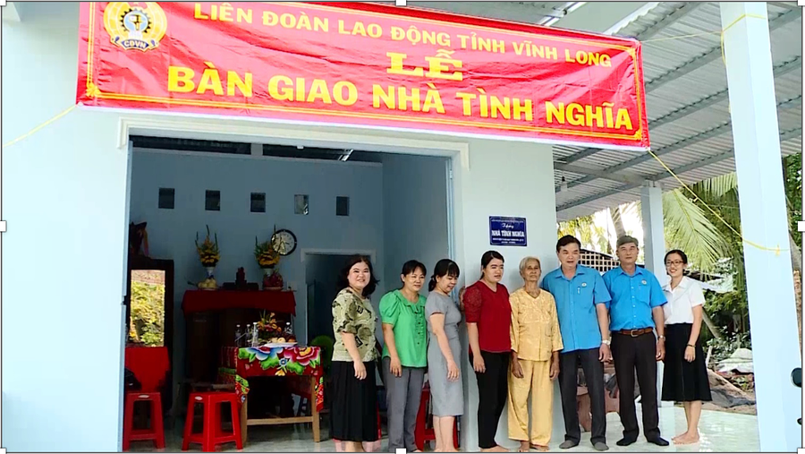 Liên đoàn Lao động tỉnh Vĩnh Long bàn giao nhà tình nghĩa và mái ấm công đoàn cho giáo viên nhân 40 năm ngày Nhà giáo Việt Nam. Liên đoàn Lao động tỉnh Vĩnh Long bàn giao nhà tình nghĩa và mái ấm công đoàn cho giáo viên nhân 40 năm ngày Nhà giáo Việt Nam.