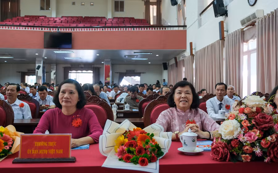 Bà Đặng Huỳnh Mai (phải), nguyên Thứ trưởng Bộ GD&amp;ĐT tham dự tại lễ kỷ niệm 40 năm ngày Nhà giáo Việt Nam.