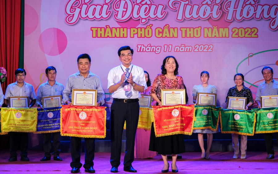 Phòng GD&amp;ĐT quận Ninh Kiều và Trường THPT Châu Văn Liêm là 2 đơn vị đạt giải nhất toàn đoàn.