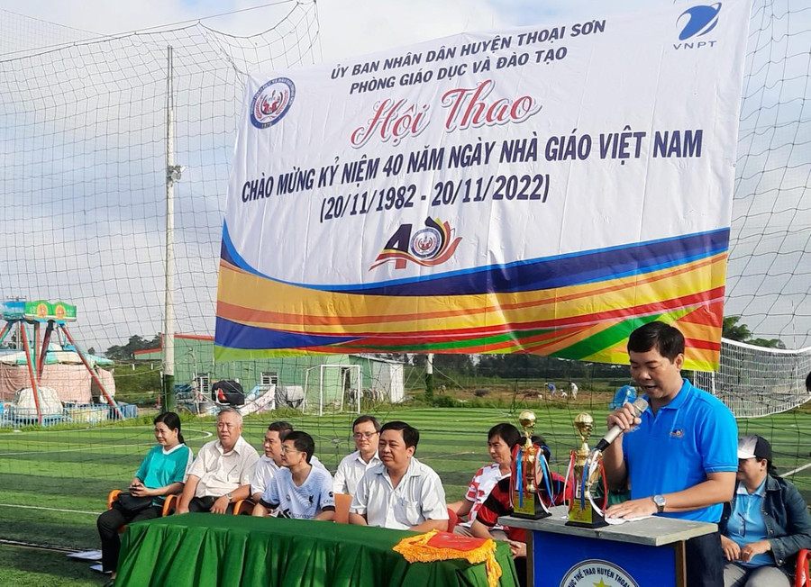 Ông Nguyễn Anh Tuấn, Phó Trưởng phòng GD&ĐT huyện Thoại Sơn (An Giang) phát biểu khai mạc hội thao. Ông Nguyễn Anh Tuấn, Phó Trưởng phòng GD&ĐT huyện Thoại Sơn (An Giang) phát biểu khai mạc hội thao.