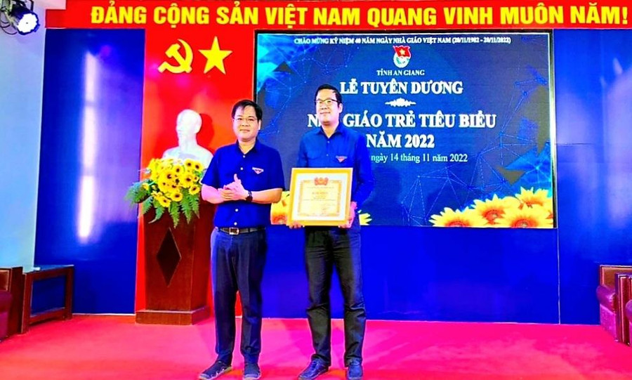 Bí thư Tỉnh đoàn An Giang trao Bằng khen “Nhà giáo trẻ tiêu biểu” cấp Trung ương.