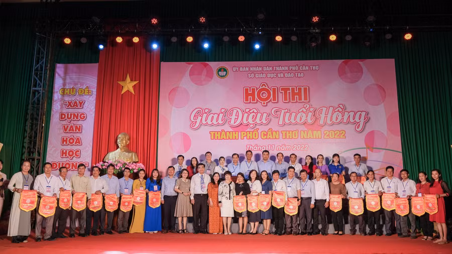 Các đại biểu, trưởng các đoàn tham gia thi chụp ảnh lưu niệm.