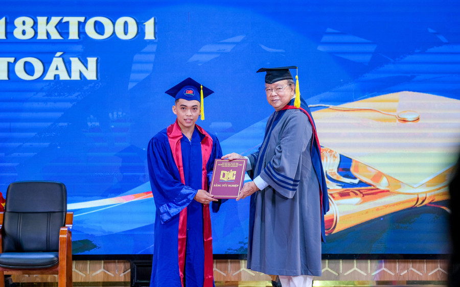 GS.TS. Võ Tòng Xuân trao bằng tốt nghiệp cho sinh viên. GS.TS. Võ Tòng Xuân trao bằng tốt nghiệp cho sinh viên.