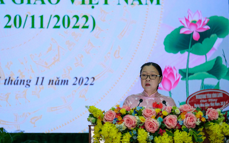 Bà Nguyễn Thị Quyên Thanh, Phó Chủ tịch UBND tỉnh Vĩnh Long phát biểu tại buổi lễ. Bà Nguyễn Thị Quyên Thanh, Phó Chủ tịch UBND tỉnh Vĩnh Long phát biểu tại buổi lễ.