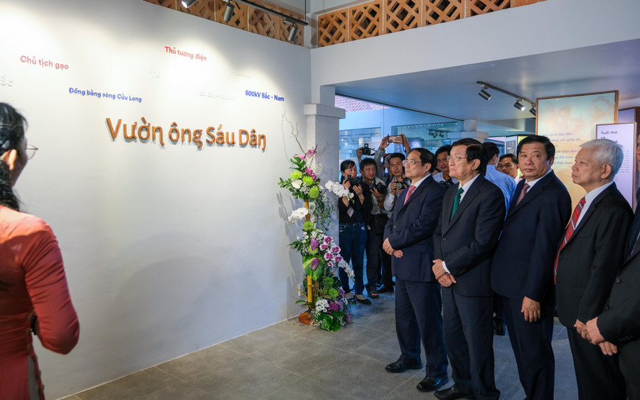 Sau khi dâng hoa, dâng hương tưởng niệm cố Thủ tướng Võ Văn Kiệt và dự ký phát hành tem, đoàn lãnh đạo Đảng Nhà nước, Chính phủ và Quốc hội tham quan khu tưởng niệm Vườn ông Sáu Dân. Sau khi dâng hoa, dâng hương tưởng niệm cố Thủ tướng Võ Văn Kiệt và dự ký phát hành tem, đoàn lãnh đạo Đảng Nhà nước, Chính phủ và Quốc hội tham quan khu tưởng niệm Vườn ông Sáu Dân.