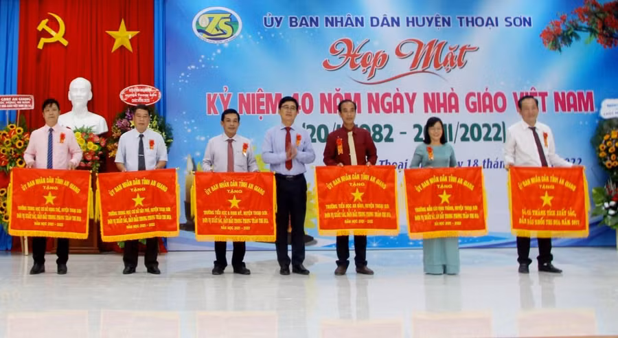 Lãnh đạo Sở GD&ĐT An Giang trao tặng Cờ Thi đua của UBND tỉnh An Giang cho các tập thể.