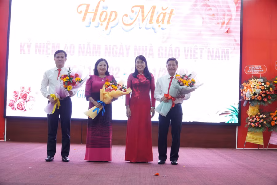 Tặng hoa cảm ơn lãnh đạo tỉnh đương nhiệm.