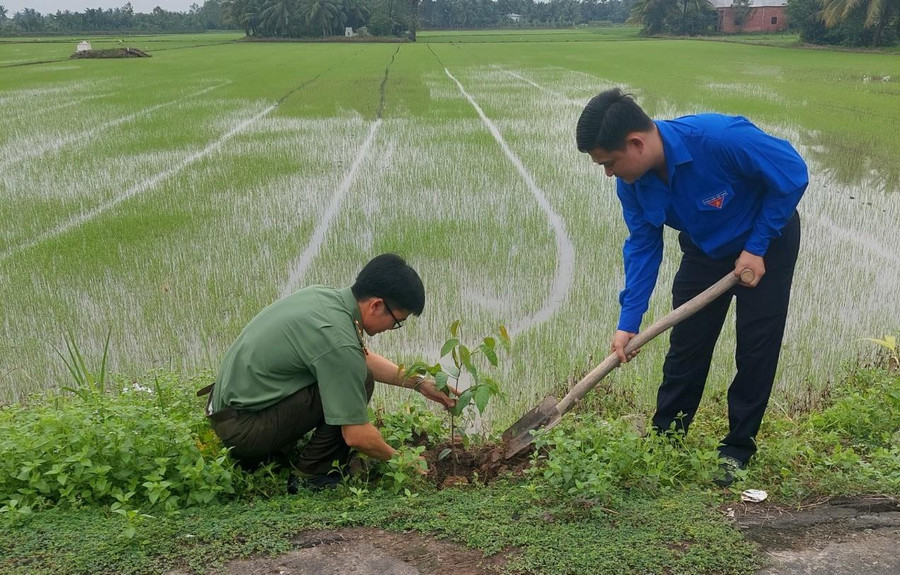 Anh Trần Công Khánh, Bí thư tỉnh đoàn Vĩnh Long trồng cây xanh trên tuyến đường khu lưu niệm Thủ tướng Chính phủ Võ Văn Kiệt.