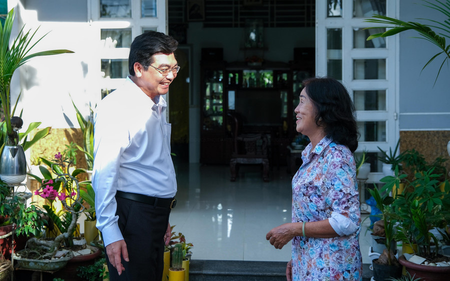 Ông Trần Thanh Bình, Giám đốc Sở GD&ĐT TP Cần Thơ thăm hỏi Nhà giáo ưu tú Nguyễn Thị Hoa dịp 40 năm ngày Nhà giáo Việt Nam. Ông Trần Thanh Bình, Giám đốc Sở GD&ĐT TP Cần Thơ thăm hỏi Nhà giáo ưu tú Nguyễn Thị Hoa dịp 40 năm ngày Nhà giáo Việt Nam.