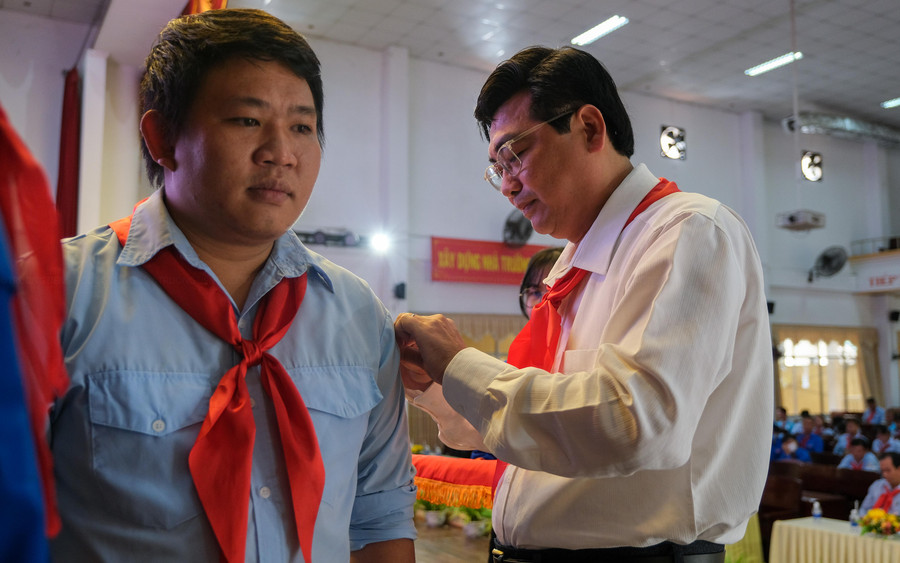 Ông Trần Thanh Bình, Giám đốc Sở GD&ĐT TP Cần Thơ đeo huy hiệu cho liên đội tạm thời. Ông Trần Thanh Bình, Giám đốc Sở GD&ĐT TP Cần Thơ đeo huy hiệu cho liên đội tạm thời.