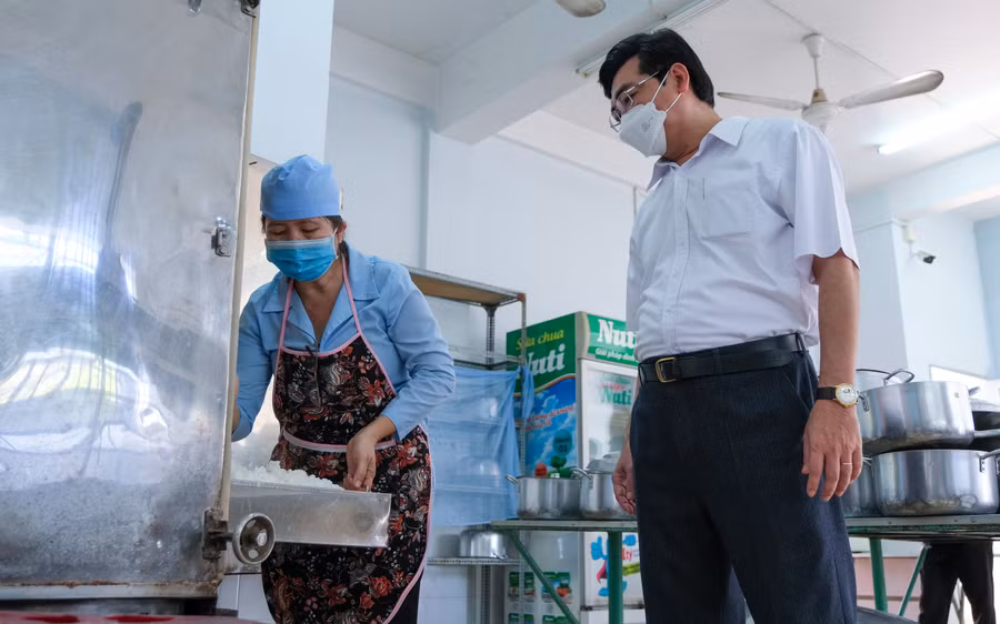 Ông Trần Thanh Bình, Giám đốc Sở GD&ĐT kiểm tra thức ăn tại Trường TH Trần Hưng Đạo, quận Ô Môn.