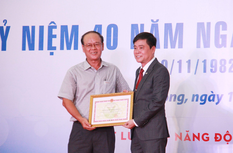 Trường Đại học Xây dựng Miền Tây được Chủ tịch UBND tỉnh Vĩnh Long tặng Bằng khen.