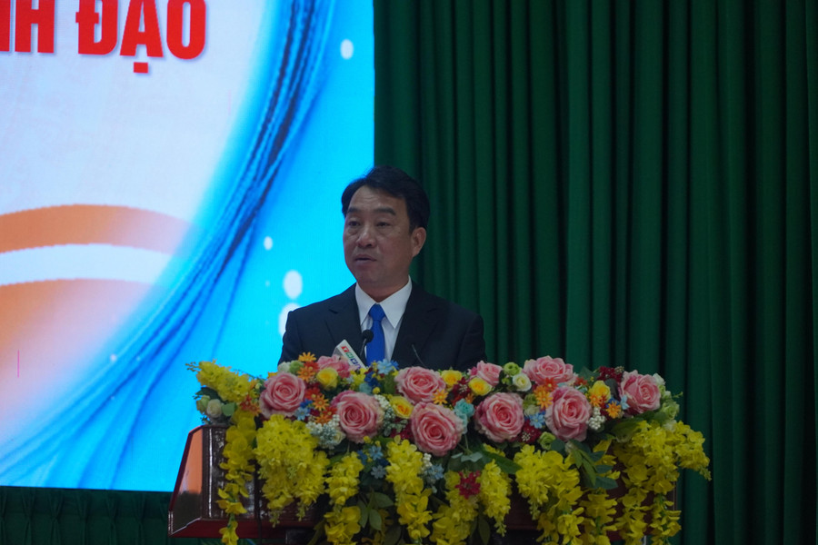 Ông Lữ Quang Ngời, Chủ tịch UBND tỉnh Vĩnh Long phát biểu khai mạc hội nghị. Ông Lữ Quang Ngời, Chủ tịch UBND tỉnh Vĩnh Long phát biểu khai mạc hội nghị.