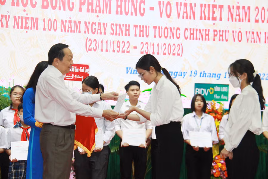 Ông Nguyễn Thành Thế, Phó bí thư thường trực tỉnh ủy Vĩnh Long trao học bổng cho các em.