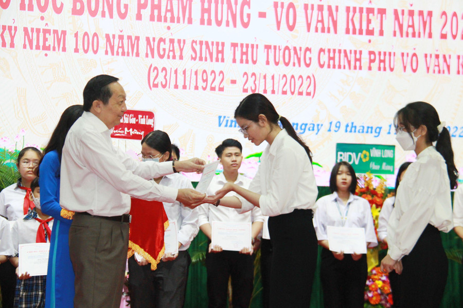 Ông Nguyễn Thành Thế, Phó bí thư thường trực tỉnh ủy Vĩnh Long trao học bổng cho các em.