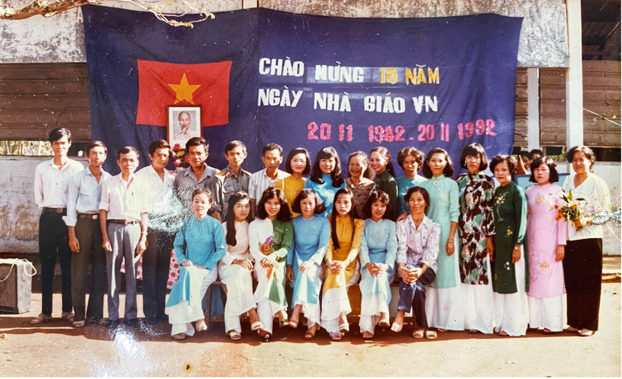 Tấm hình 20/11 đầu tiên Nhà giáo ưu tú Nguyễn Thị Hoa chụp cùng đồng nghiệp. Tấm hình 20/11 đầu tiên Nhà giáo ưu tú Nguyễn Thị Hoa chụp cùng đồng nghiệp.