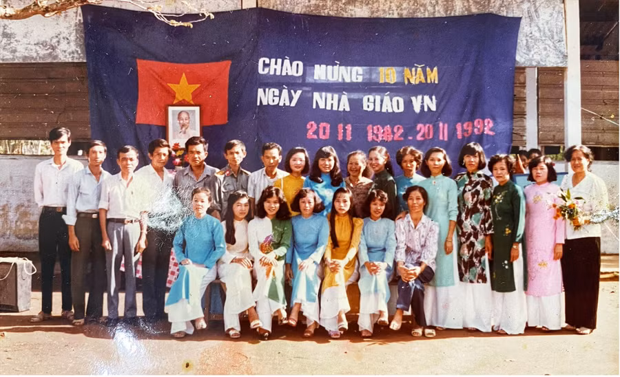 Tấm hình 20/11 đầu tiên Nhà giáo ưu tú Nguyễn Thị Hoa chụp cùng đồng nghiệp.