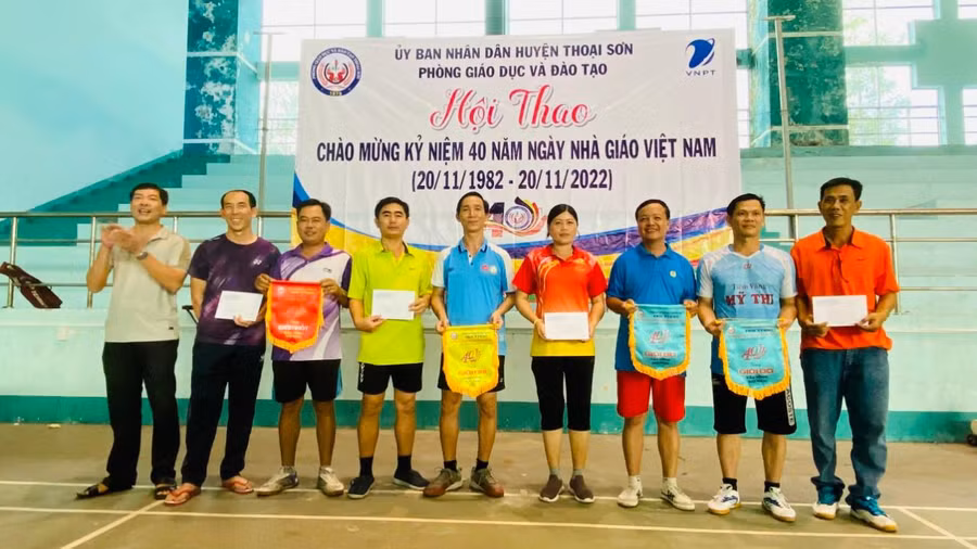 Trao thưởng các VĐV đạt giải môn cầu lông.