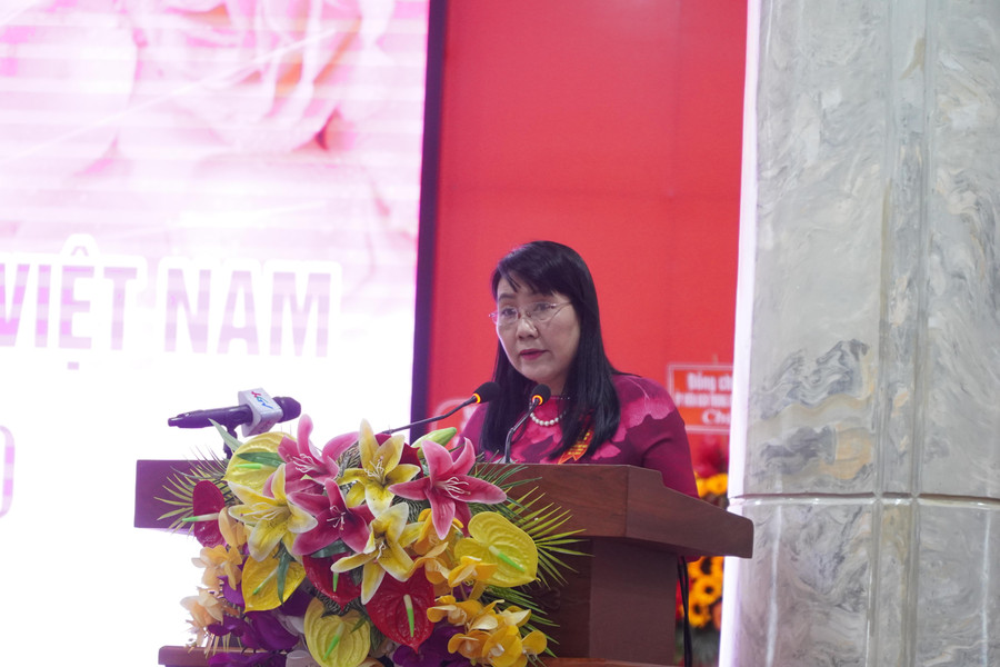 Bà Nguyễn Hoài Thúy Hằng, Giám đốc Sở GD&ĐT tỉnh Hậu Giang ôn lại truyền thống ngành giáo dục. Bà Nguyễn Hoài Thúy Hằng, Giám đốc Sở GD&ĐT tỉnh Hậu Giang ôn lại truyền thống ngành giáo dục.