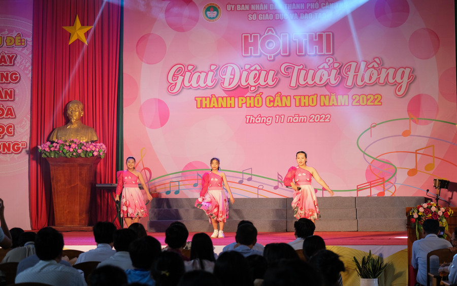 Phòng GD&ĐT Cái Răng biểu diễn các tiết mục dự thi ngay sau kết thúc buổi lễ khai mạc. Phòng GD&ĐT Cái Răng biểu diễn các tiết mục dự thi ngay sau kết thúc buổi lễ khai mạc.