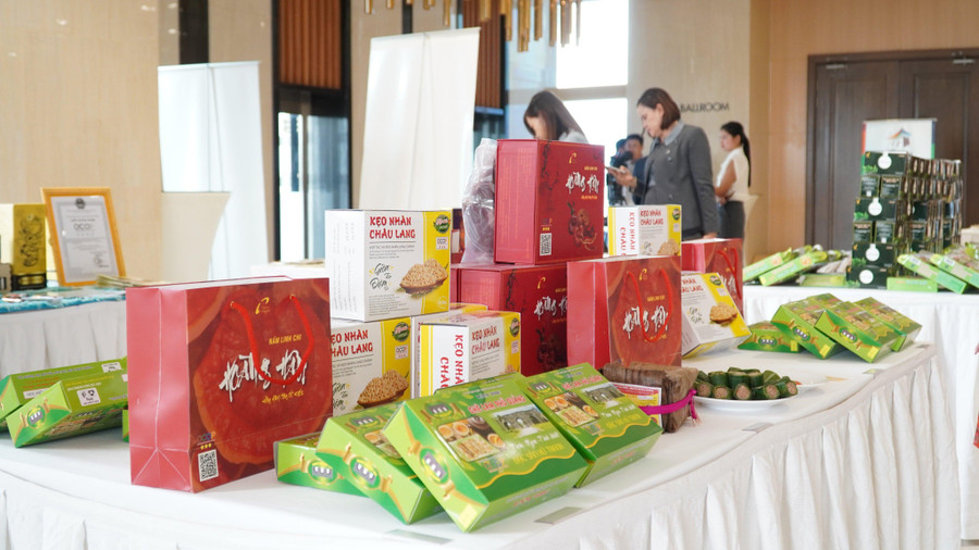 Một số sản phẩm du lịch được trưng bày tại hội nghị.