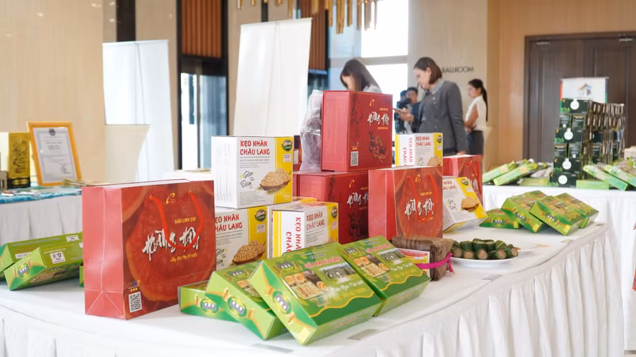 Một số sản phẩm du lịch được trưng bày tại hội nghị.