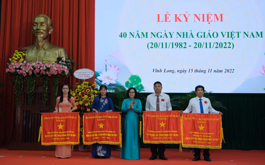 Các tập thể được tặng Cờ thi đua của Chính phủ.