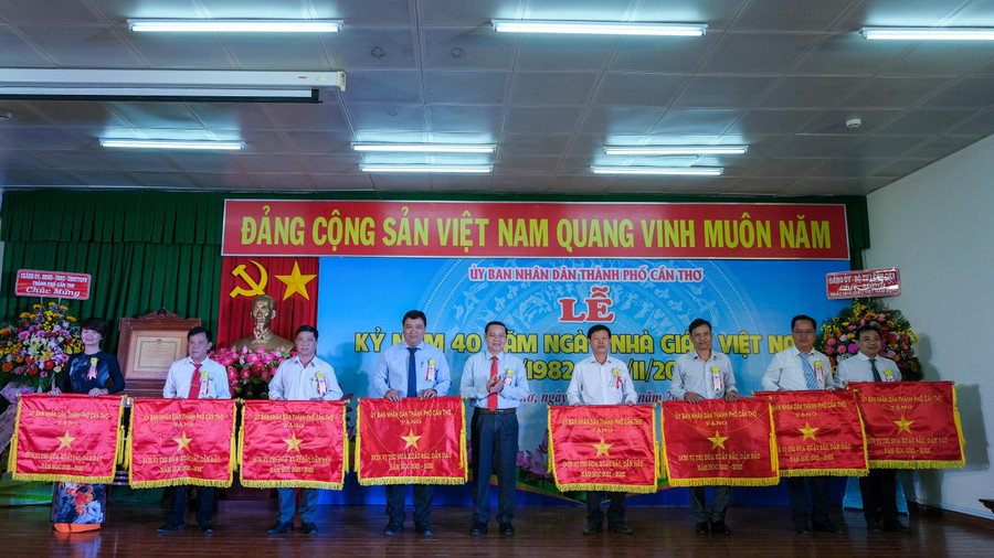 Các tập thể nhận cờ khen UBND TP Cần Thơ. Các tập thể nhận cờ khen UBND TP Cần Thơ.