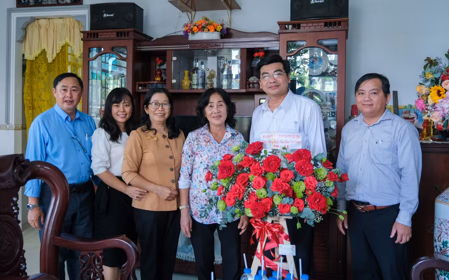 Ông Trần Thanh Bình, Giám đốc Sở GD&ĐT đã ân cần hỏi thăm sức khỏe và bày tỏ lòng tri ân sâu sắc đối với những Nhà giáo ưu tú.