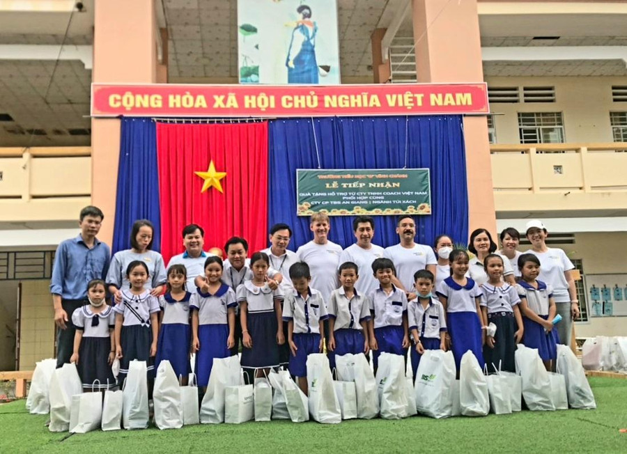 Ban tổ chức trao tặng quà, học bổng cho học sinh khó khăn.