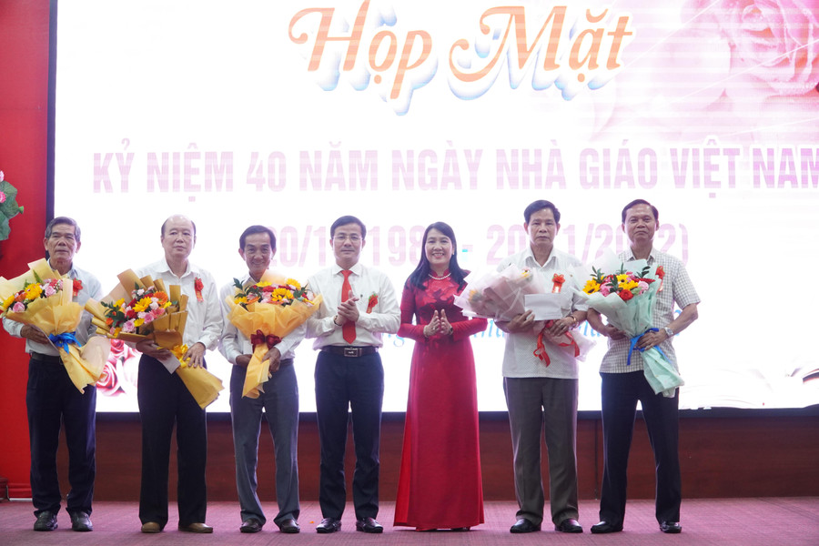 Tặng hoa và quà đến nguyên lãnh đạo tỉnh nghỉ hưu. Tặng hoa và quà đến nguyên lãnh đạo tỉnh nghỉ hưu.