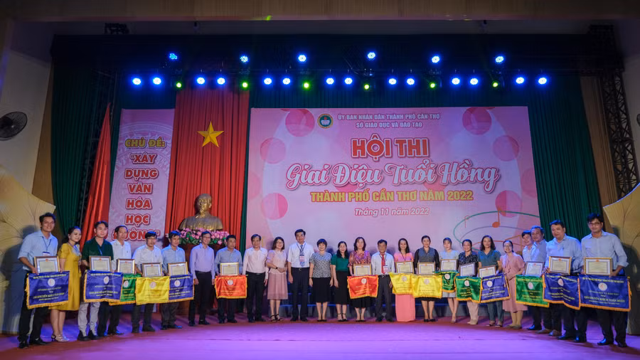 Đại biểu cùng các đoàn tham dự hội thi.