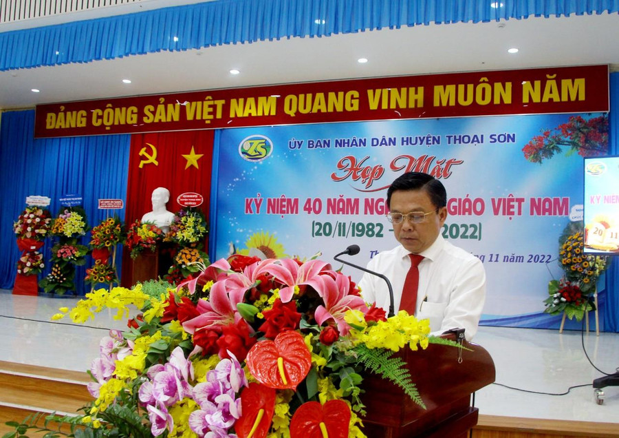 Ông Dương Ngọc Lắm - Phó Bí thư Huyện ủy, Chủ tịch UBND huyện Thoại Sơn phát biểu tại buổi họp mặt. Ông Dương Ngọc Lắm - Phó Bí thư Huyện ủy, Chủ tịch UBND huyện Thoại Sơn phát biểu tại buổi họp mặt.