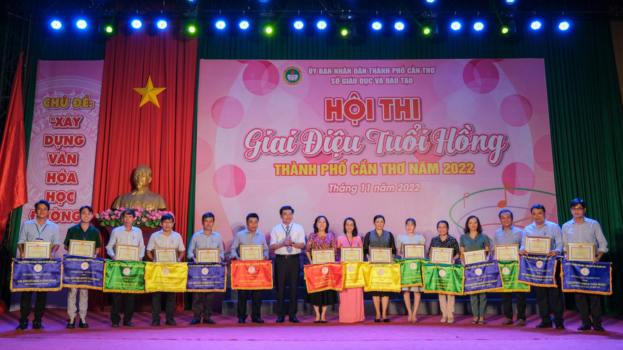 Ông Trần Thanh Bình, Giám đốc Sở GD&amp;ĐT TP Cần Thơ trao giấy khen và cờ cho các đoàn đạt giải tại hội thi.