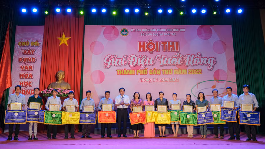 Ông Trần Thanh Bình, Giám đốc Sở GD&amp;ĐT TP Cần Thơ trao giấy khen và cờ cho các đoàn đạt giải tại hội thi.