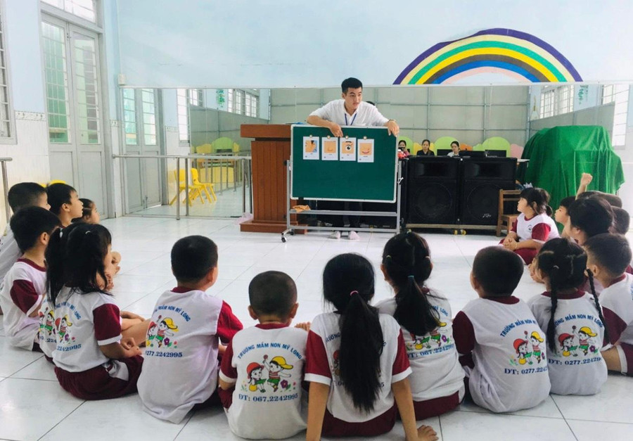 Thầy Trương Cao Trí rất nhiệt tình giúp đỡ các em học sinh có hoàn cảnh khó khăn. Thầy Trương Cao Trí rất nhiệt tình giúp đỡ các em học sinh có hoàn cảnh khó khăn.