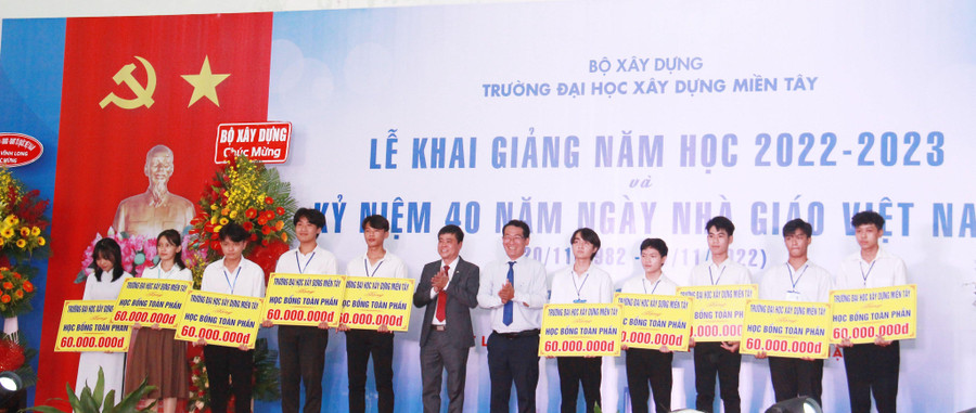 Các sinh viên đạt điểm cao trong kỳ tuyển sinh khóa 2022 được trao tặng học bổng 60 triệu/sinh viên.