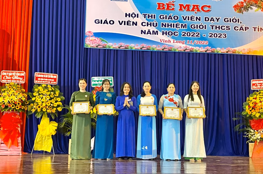Bà Nguyễn Thị Ngọc Hà, Phó Giám đốc Sở GD&ĐT tỉnh Vĩnh Long trao thưởng cho giáo viên tại hội thi.