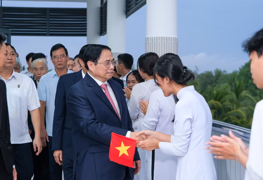 Thủ tướng Phạm Minh Chính, Thường trực Ban Bí thư Võ Văn Thưởng và các đồng chí lãnh đạo, nguyên lãnh đạo Đảng, Nhà nước tham quan ngôi trường mới.