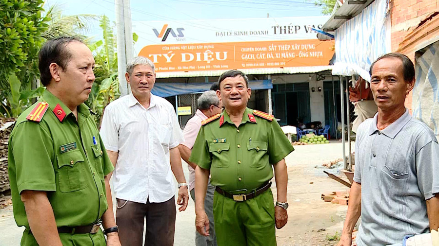 Ông Phạm Văn Diệu (phải) trao đổi cùng chính quyền địa phương về hiến đất “vàng” xây dựng nông thôn mới. Ông Phạm Văn Diệu (phải) trao đổi cùng chính quyền địa phương về hiến đất “vàng” xây dựng nông thôn mới.
