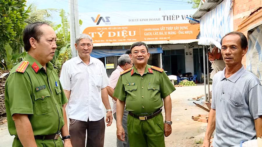 Ông Phạm Văn Diệu (phải) trao đổi cùng chính quyền địa phương về hiến đất “vàng” xây dựng nông thôn mới.