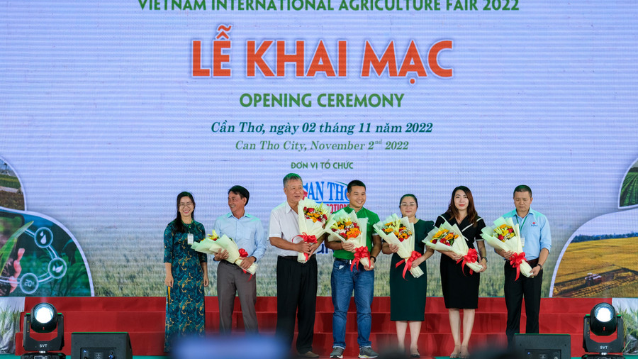 Đại diện ban tổ chức tặng hoa cảm ơn các đơn vị tham gia hội chợ. Đại diện ban tổ chức tặng hoa cảm ơn các đơn vị tham gia hội chợ.