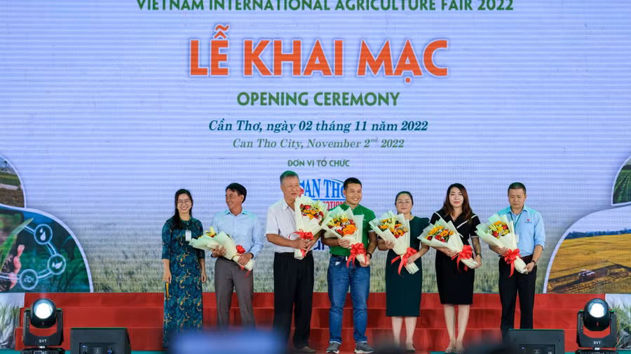 Đại diện ban tổ chức tặng hoa cảm ơn các đơn vị tham gia hội chợ.