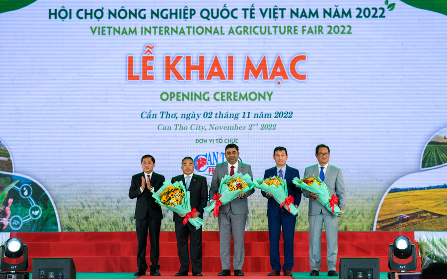 Đại diện lãnh đạo TP Cần Thơ tặng hoa cho các đại sứ quán tham gia hội chợ. Đại diện lãnh đạo TP Cần Thơ tặng hoa cho các đại sứ quán tham gia hội chợ.