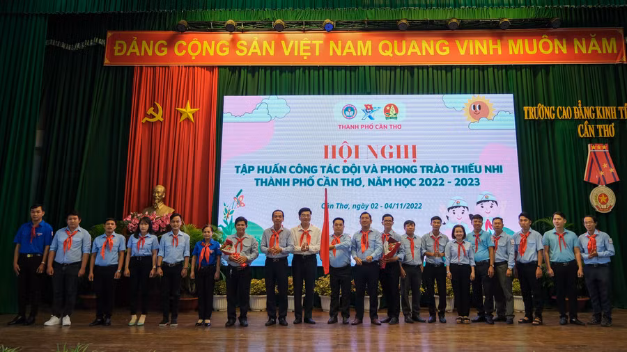 Trao cờ hiệu trong thành lập liên đội tạm thời.