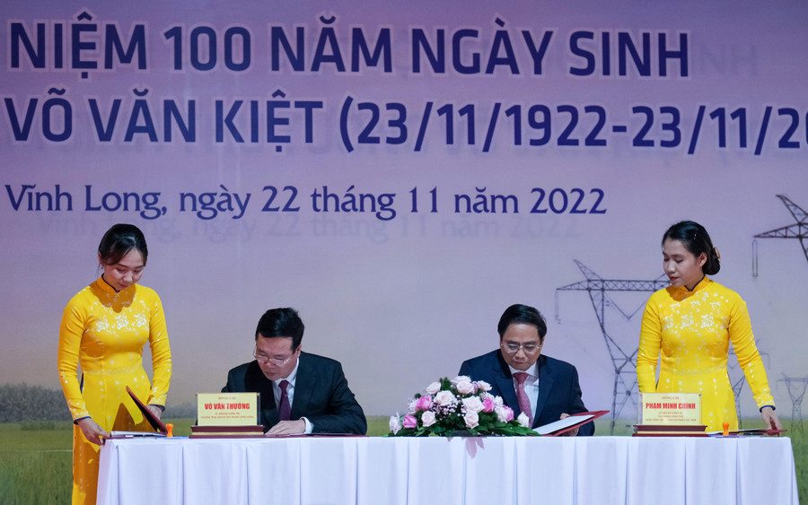 Thủ tướng Phạm Minh Chính và các đồng chí lãnh đạo đã dự lễ và ký phát hành bộ tem bưu chính đặc biệt "Kỷ niệm 100 năm Ngày sinh đồng chí Võ Văn Kiệt". Thủ tướng Phạm Minh Chính và các đồng chí lãnh đạo đã dự lễ và ký phát hành bộ tem bưu chính đặc biệt "Kỷ niệm 100 năm Ngày sinh đồng chí Võ Văn Kiệt".