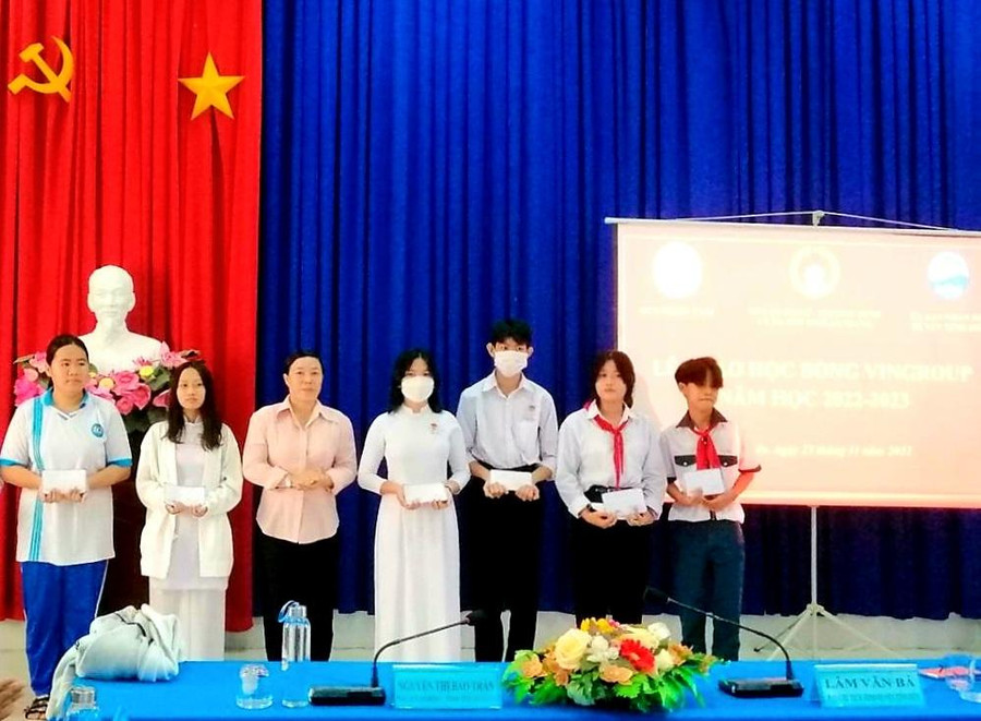 Bà Nguyễn Thị Bảo Trân, Phó Giám đốc Sở Lao động, Thương binh và Xã hội tỉnh An Giang trao học bổng cho các em. Bà Nguyễn Thị Bảo Trân, Phó Giám đốc Sở Lao động, Thương binh và Xã hội tỉnh An Giang trao học bổng cho các em.